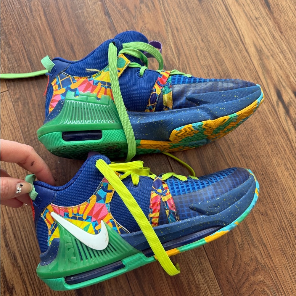 Nike LeBron Witness 7 Kaleidoscope GS DQ8650-400 - Picture 10 of 10